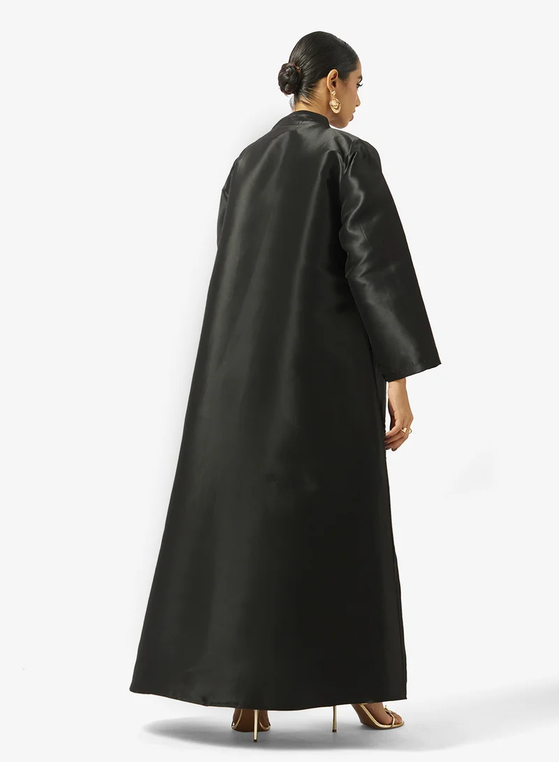 هيا كلوزيت عباية مفتوحة مطرزة بزخارف زهور وياقة على شكل